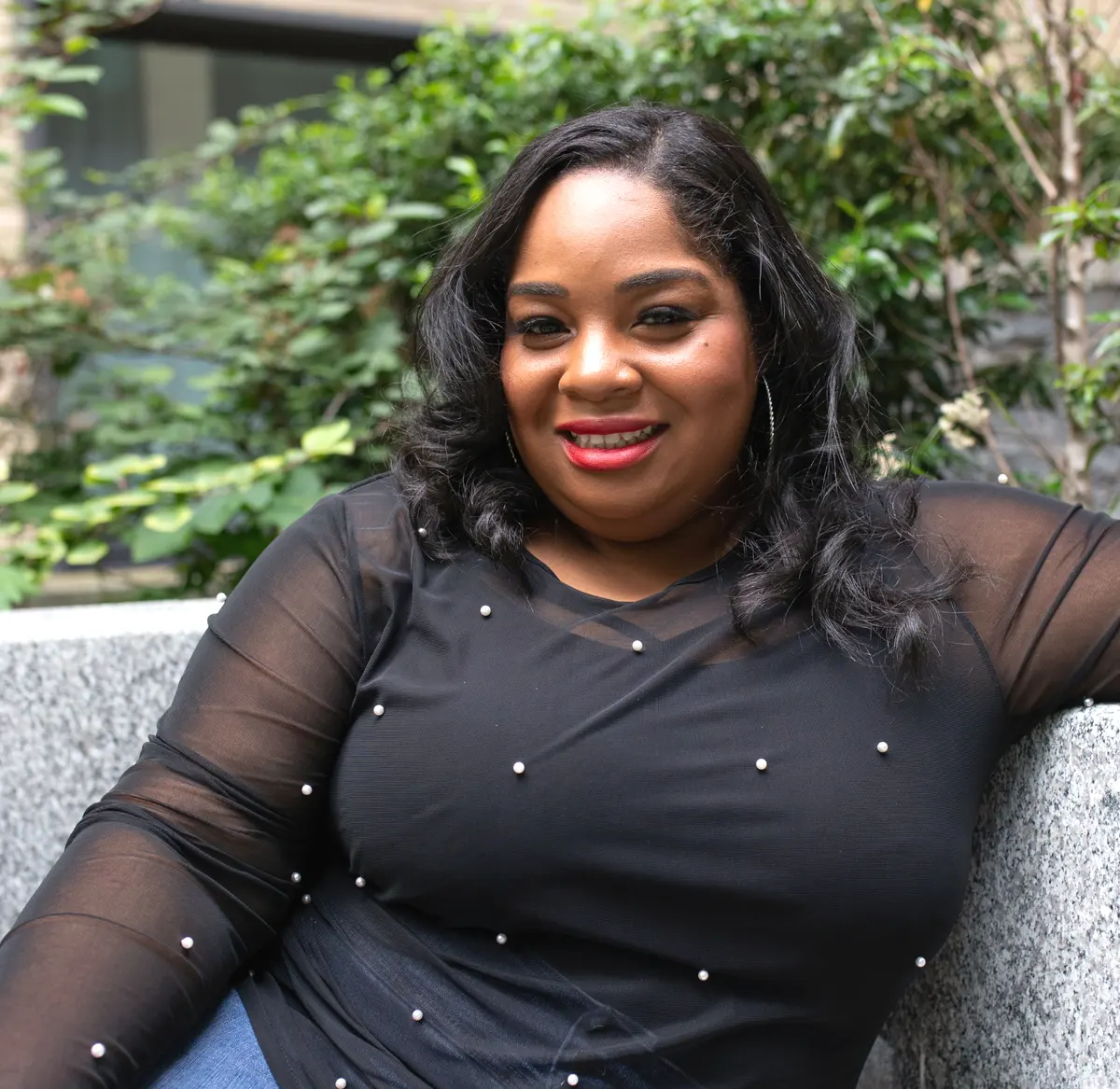Amber Aziza, founder of Phare HR Consulting, smiling outdoors